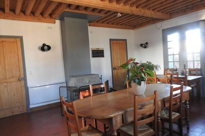 Location de vacances pour 15 personnes, avec terrasse à Pommiers (Loire)