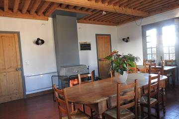 Gîte pour 15 personnes, avec terrasse à Pommiers (Loire)