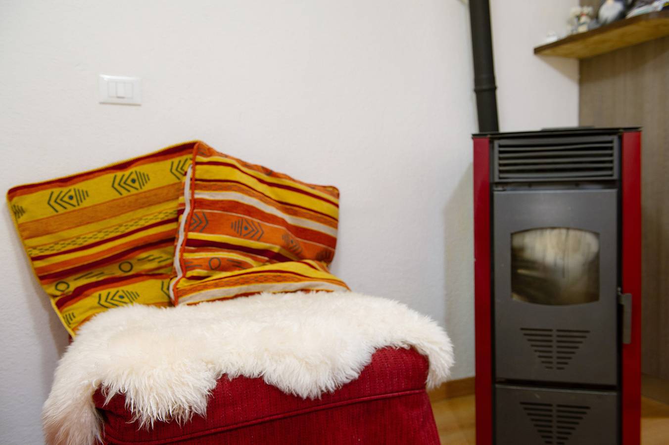 Entire apartment, Apartment 'L'archetto Valle D'Aosta' with Mountain View and Wi-Fi in La Salle, Comune di La Salle