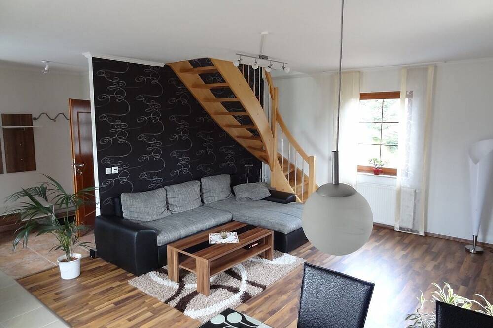 Ganze Wohnung, Moderne ruhige Ferienwohnung mit traumhaftem Ausblick am Rand von Chemnitz in Neukirchen/Erzgebirge, Erzgebirge