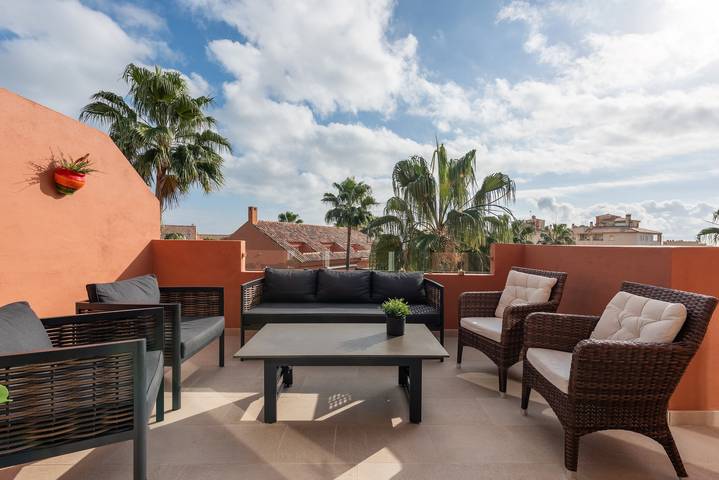 Geheel appartement, Appartement 'La Fragata Estepona 3b 2b' met zeezicht, wifi en airconditioning in Puerto Deportivo de Estepona, Estepona