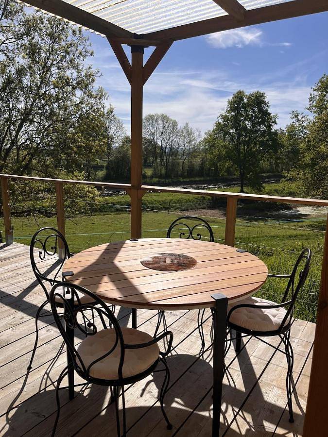 Gîte pour 2 personnes, avec Terrasse et Vue à Bourg-le-Comte