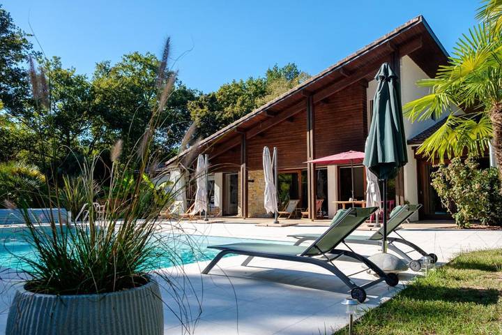 Chambre d’hôte pour 2 personnes, avec jardin et piscine ainsi que terrasse et vue