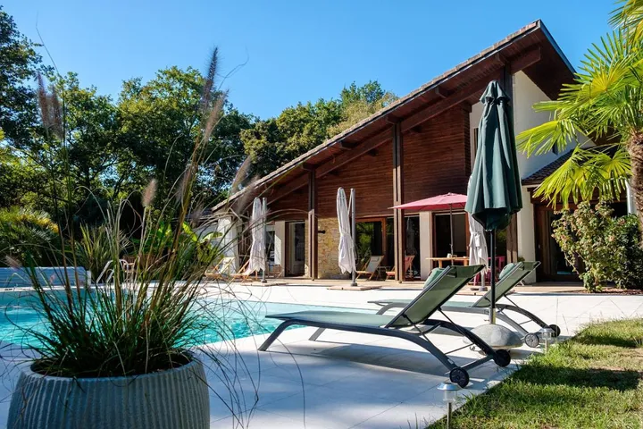 Alojamiento y desayuno para 2 personas, con vistas y terraza además de jardín y piscina - 1