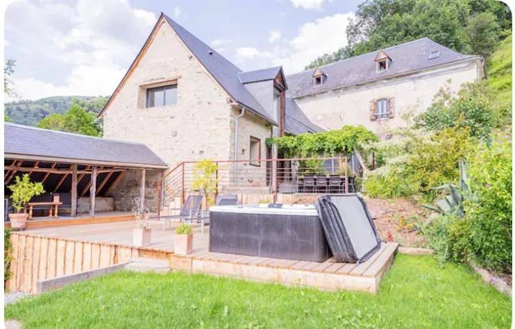 Location de vacances pour 12 personnes, avec Jacuzzi et Terrasse ainsi que Jardin et Vue à Saint-Pastous
