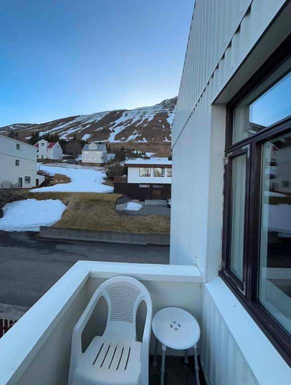 Ganze Wohnung, Schickes Reihenhaus mit Ausblick, Teleskop, Balkon, Grill in Siglufjörður, Fjallabyggd