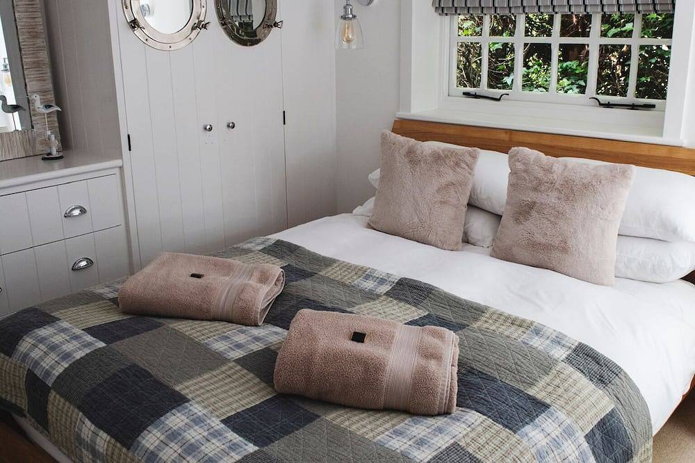Beautiful Town Centre  Riverside  Cottage in Christchurch, Dorset