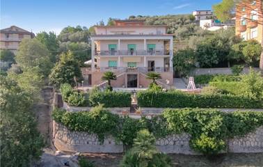 Gîte pour 11 personnes, avec terrasse ainsi que piscine et jardin dans Sant Elia Fiumerapido