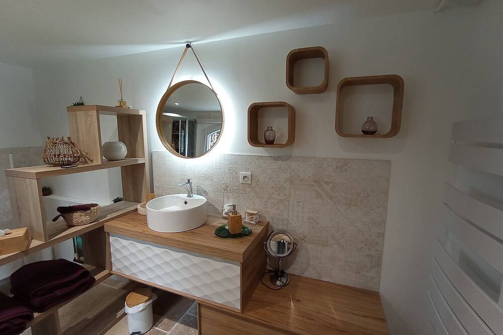 Entire apartment, On the outskirts of Périgueux among the pines in a quiet garden Spa optional in Trélissac, Périgord Blanc