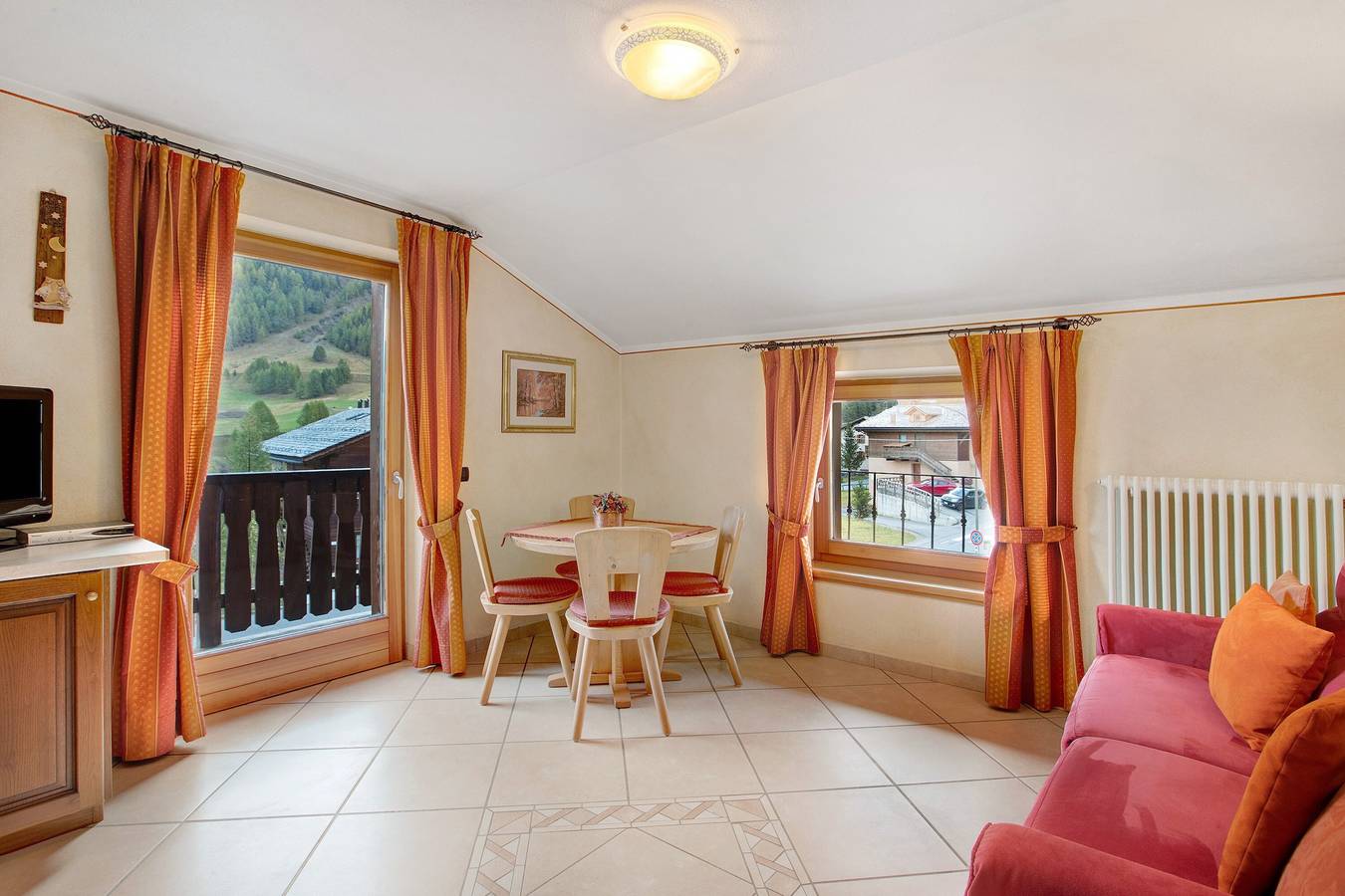 Appartement entier, Appartement Ables Baita Aris avec vue sur les montagnes, balcon & Wi-Fi in Livigno (Town), Livigno