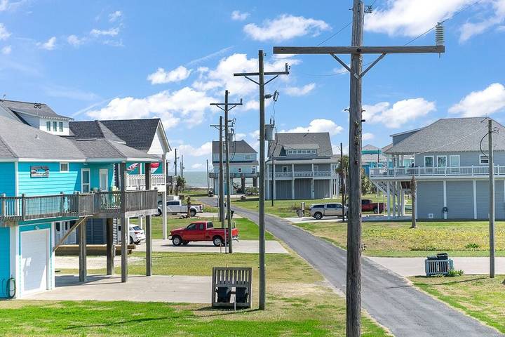 Vacation house for 8 people, with balcony and yard in Bolivar Peninsula