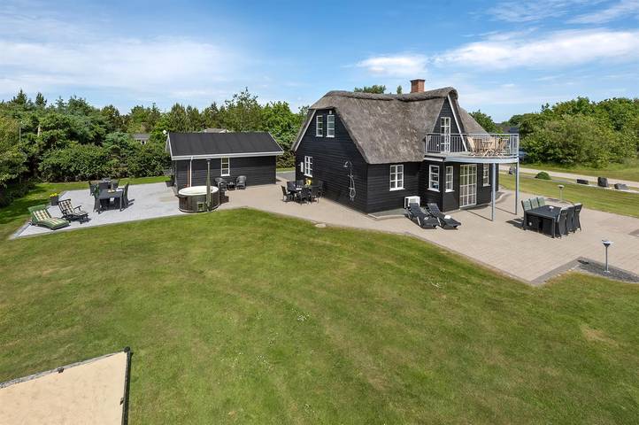 Ferieudlejning for 8 personer, med jacuzzi og balkon samt sauna i Stauning