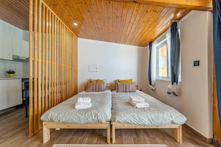 Gîte pour 2 personnes, avec piscine ainsi que jardin et terrasse dans Angeiras - 4