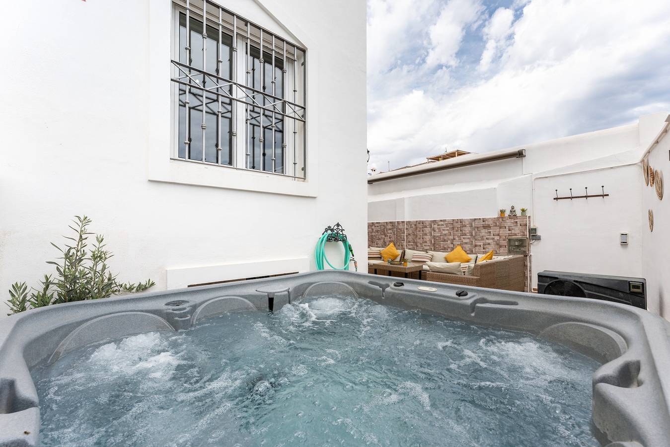 Villa 'Casa Ohana' con vistas al mar, Wi-Fi y aire acondicionado in Los Pacos, Fuengirola
