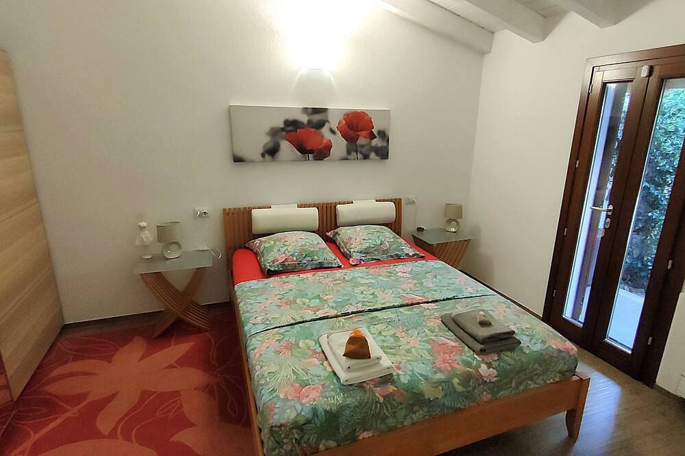 New House, & Fenced Garden, Private Parking Near Beaches. in Posada, Provincia di Nuoro