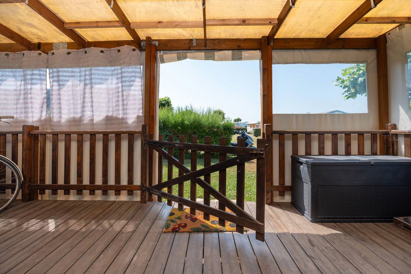 Mobil Home 'Kervoyal 56' con terraza privada y jardín compartido in Damgan, Côte des Mégalithes