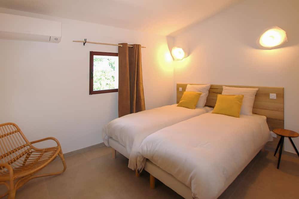 Nice home in Mazan with house a panoramic view in Mazan, Parc naturel régional du Mont-Ventoux
