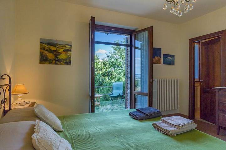Entire apartment, Apartment in villa with pool at walking distance from Todi center in Todi, Perugia Province