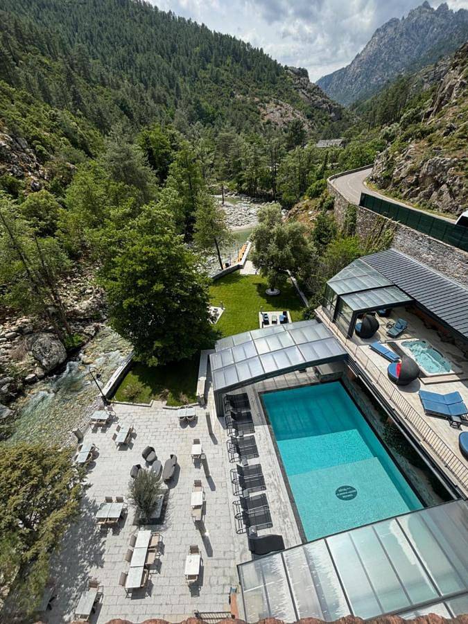 Hôtel pour 2 personnes, avec Terrasse et Jacuzzi ainsi que Jardin et Piscine