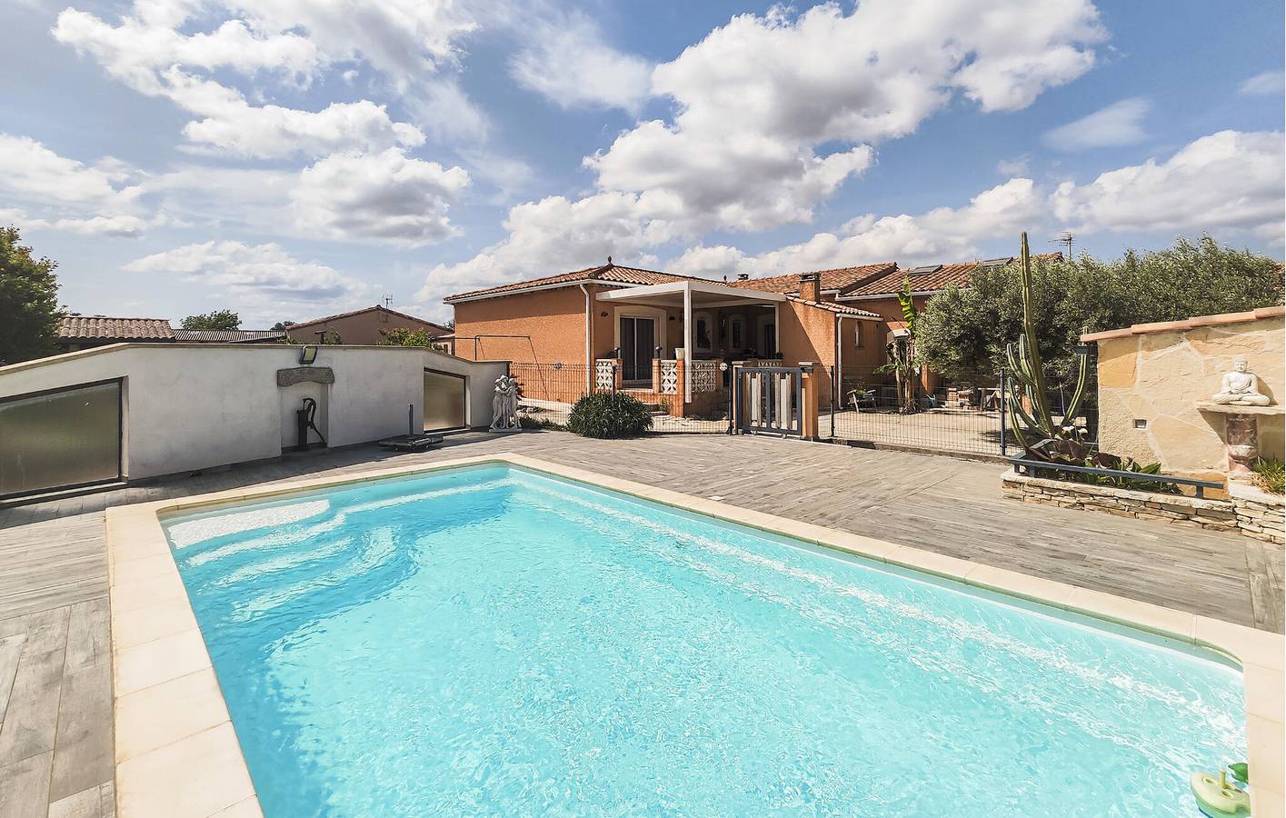 Geräumige 150 m² große Wohnung mit Pool, WLAN und in der Nähe von Restaurants und dem Fluss in Olonzac, Canal du Midi