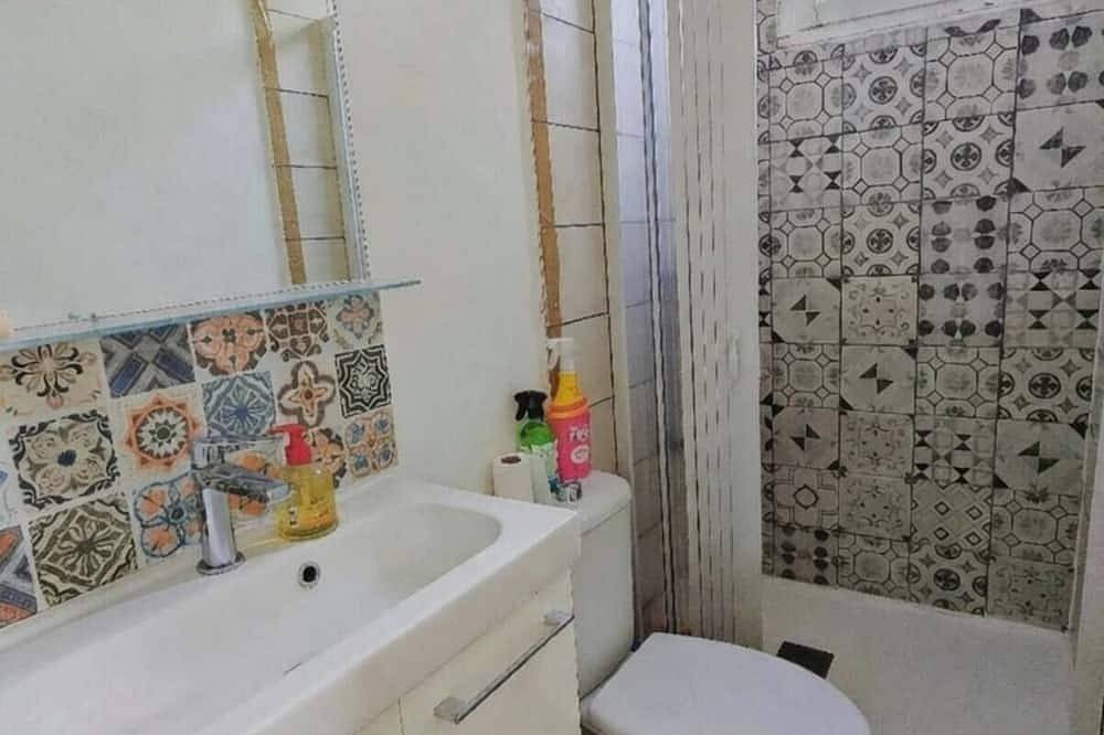 Quiet independent room with private bathroom/Wc, garden access, near Paris Orly in Savigny-sur-Orge, Essonne