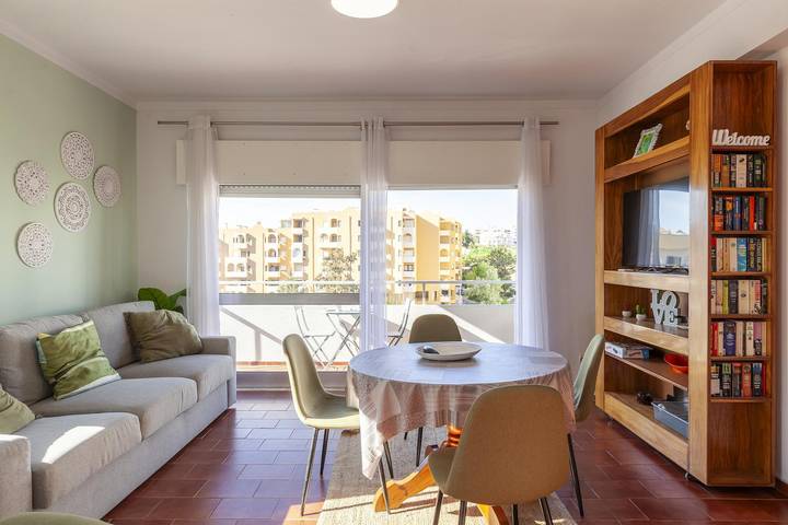Ganze Wohnung, Ferienwohnung für 3 Personen mit Balkon in Praia da Rocha, Portimão