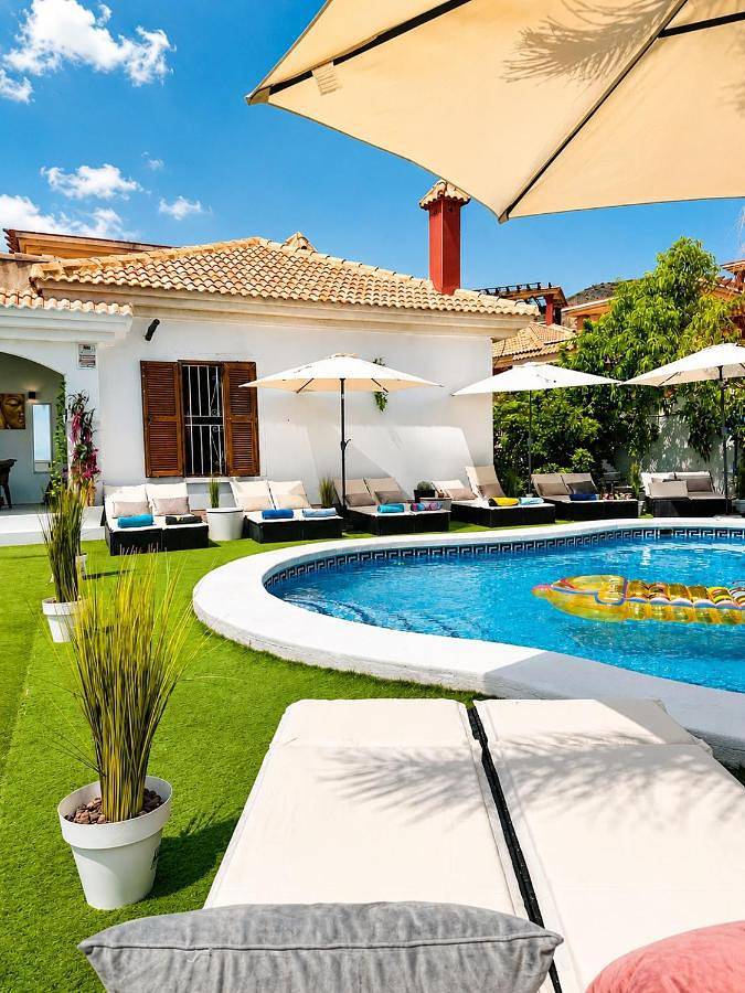 Villa pour 25 personnes, avec vue ainsi que terrasse et piscine, animaux acceptés à Benidorm