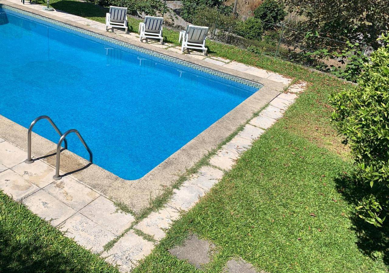 Paraíso no campo - 10pax, com piscina, vistas montanha e vinhas in Vila Boa do Bispo, Distrito do Porto