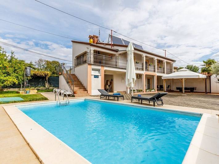 Ferienhaus für 7 Personen, mit Terrasse und Pool sowie Garten in Kosinozici