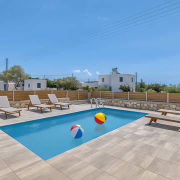 Gîte pour 4 personnes, avec jardin et piscine, adapté aux familles dans Aliki