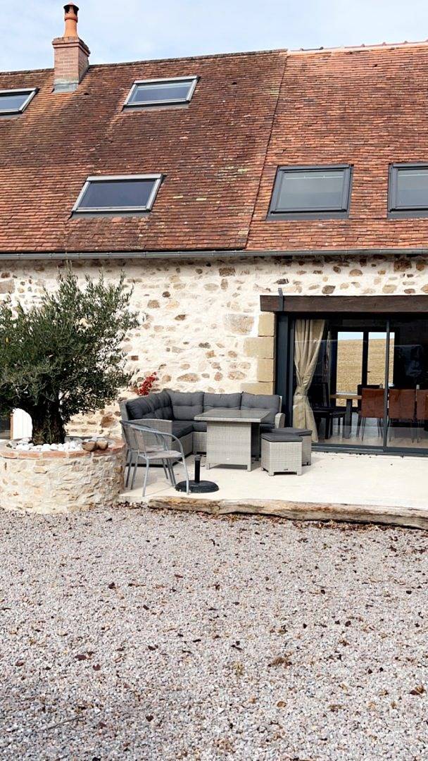 Gîte pour 10 personnes, avec terrasse ainsi que jardin et jacuzzi dans Allier - 4