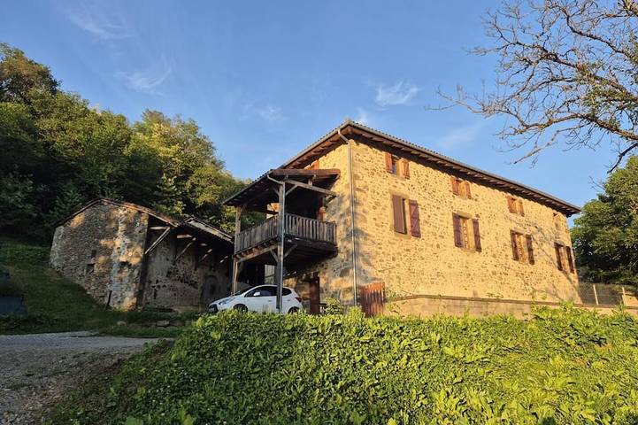 Gîte pour 4 personnes, avec jardin dans Viazac