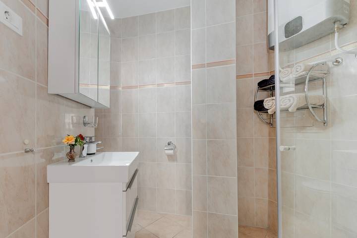 Ganze Wohnung, Apartment for 3 Persons With Pool in Stanici, Omis-Riviera