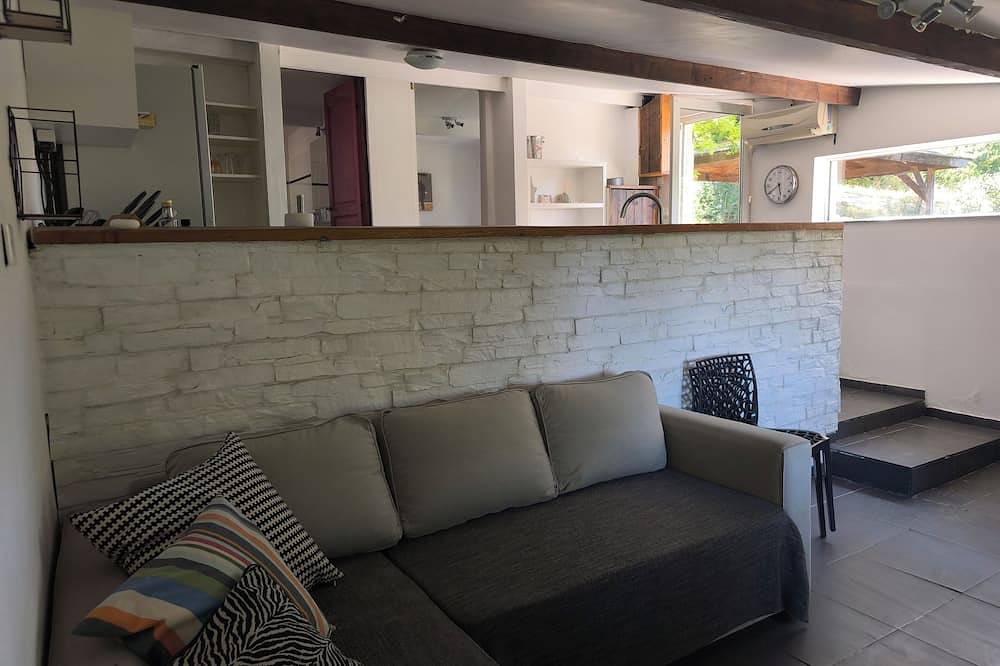 Lourmarin, Cabanon Provençal, avec terrasse (4-6 personnes). in Lourmarin, Parc naturel régional du Luberon