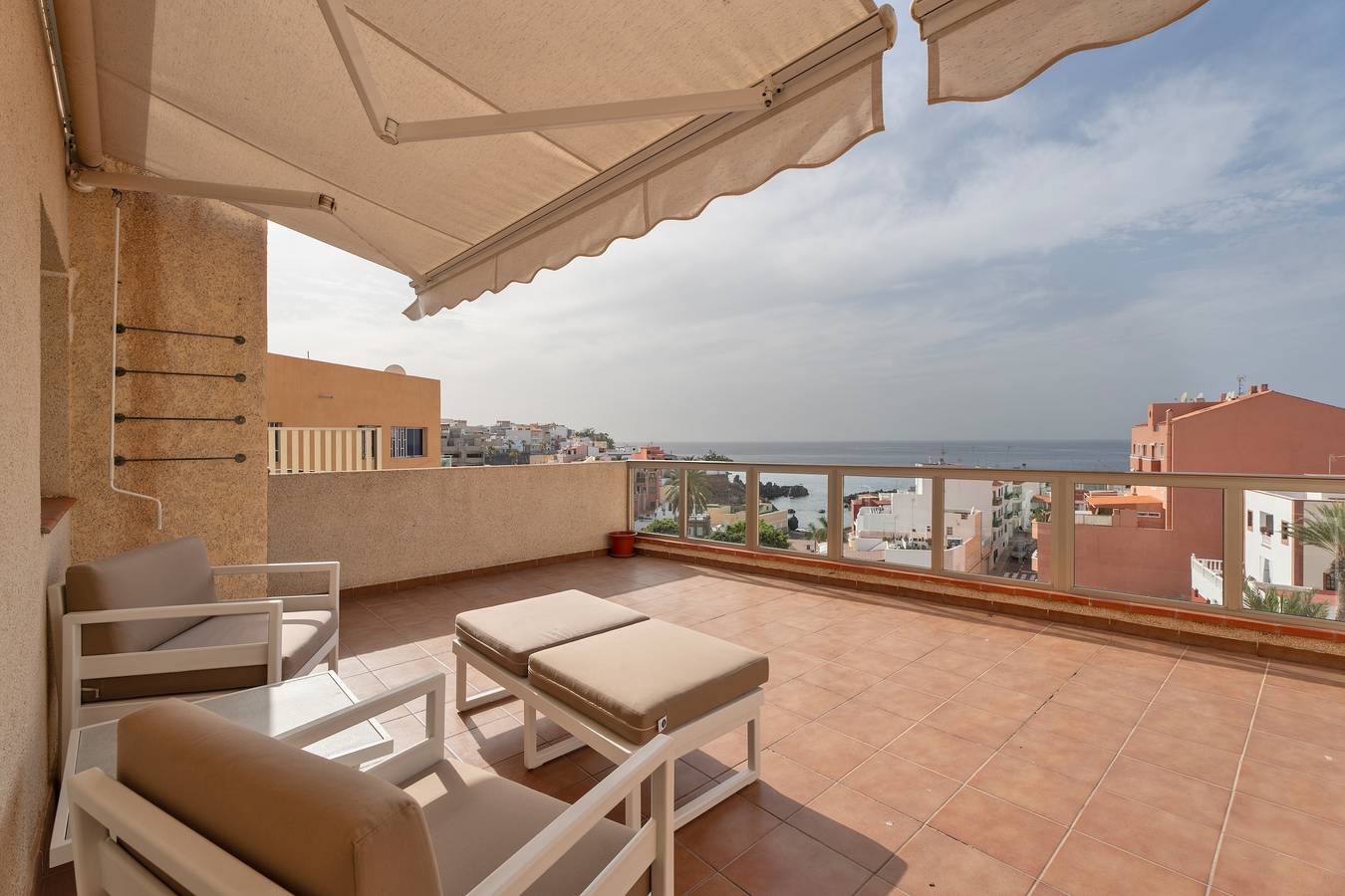 Apartamento entero, Apartamento de vacaciones 'Ático Bellavista Alcalá' con terraza privada y Wi-Fi in Alcalá, Guía de Isora