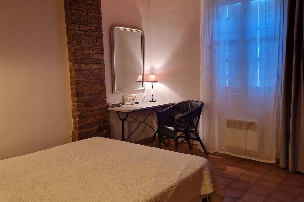 Entire apartment, 30 min from Mont Ventoux, comfortable apartment in old Provencal farmhouse. in Monteux, Vaucluse