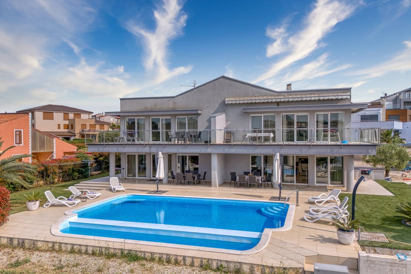 Ganze Wohnung, Elegant Panoramic Seaview Apartment 2 in Banjole, Südküste Istrien