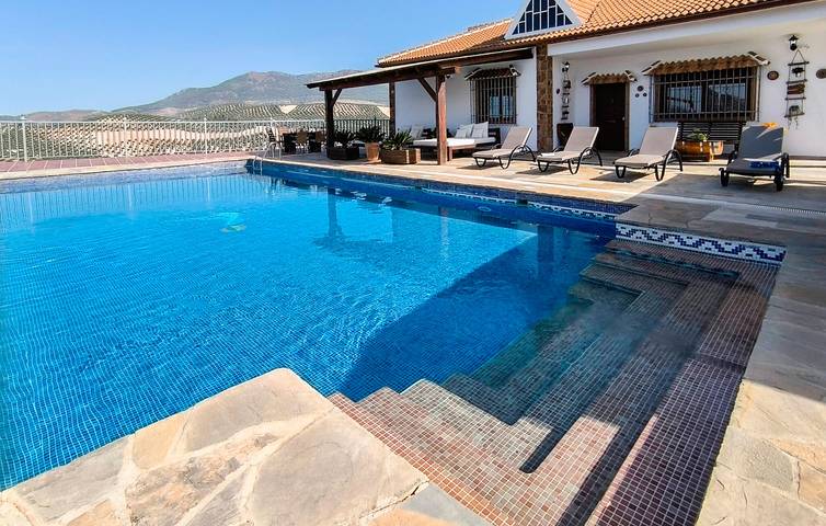 Apartamento de 120 m2 con aire acondicionado, terraza, piscina y barbacoa in Iznájar, Sierras Subbéticas