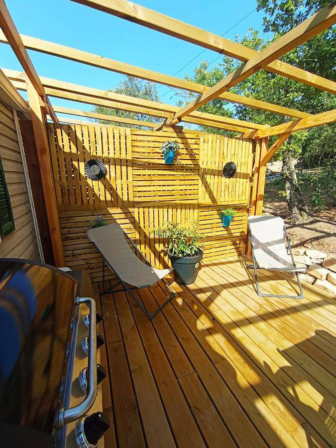 Camping pour 4 personnes, avec terrasse et vue ainsi que piscine et jardin