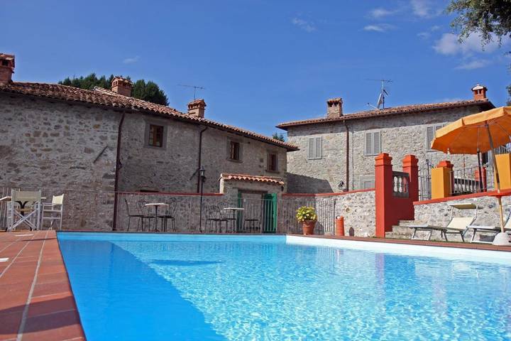 Agriturismo per 3 persone, con Terrazza e Giardino nonché Piscina e Panorama a Barga