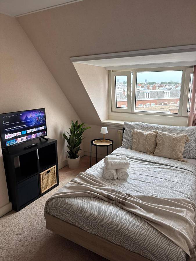 Queen Room with Shared Bathroom in Scheveningen, Den Haag