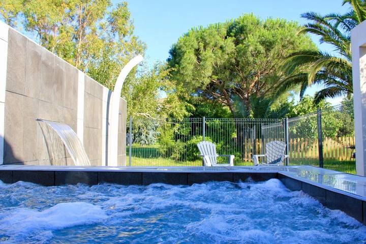 Location de vacances pour 8 personnes, avec jardin ainsi que jacuzzi et bassin pour enfant à Corneilla-del-Vercol