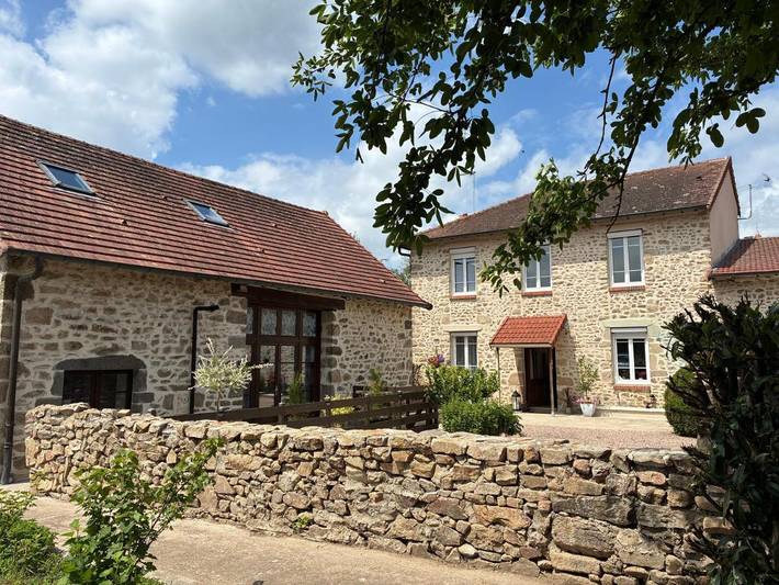 Location de vacances pour 8 personnes, avec jardin et piscine, animaux acceptés dans Sainte-Thérence