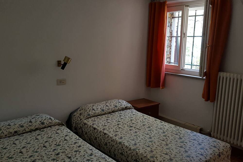 Detached villa, near 5 Terre, sea view, with park and private parking space in Bonassola, Riviera di Levante