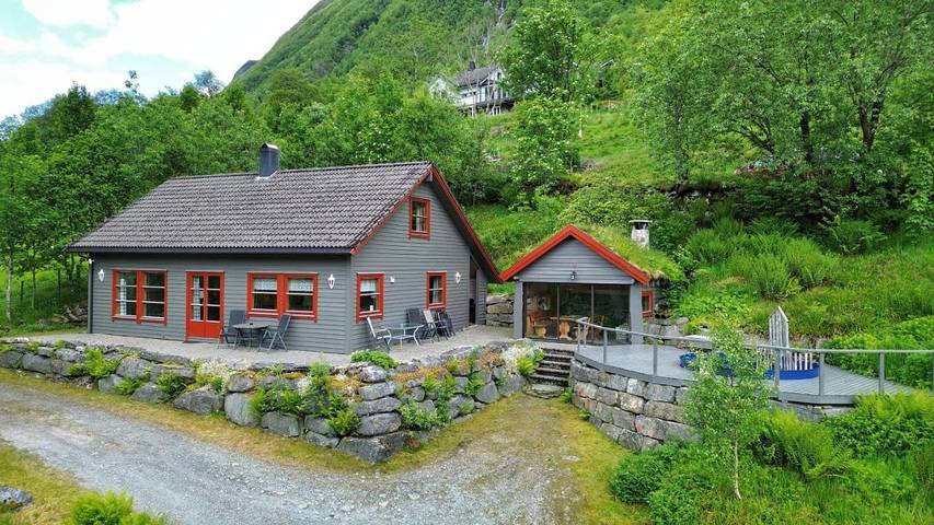 Ferienhaus für 8 Personen, mit Whirlpool und Terrasse sowie Garten und Sauna in Volda