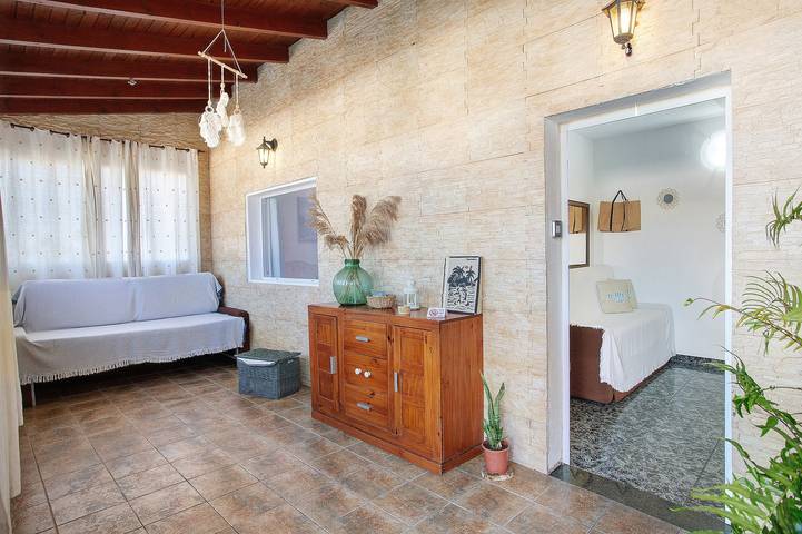 Apartamento entero, Apartamento de vacaciones 'Casa Tomás A' con vistas a la montaña, piscina compartida y Wi-Fi in Villaverde, La Oliva