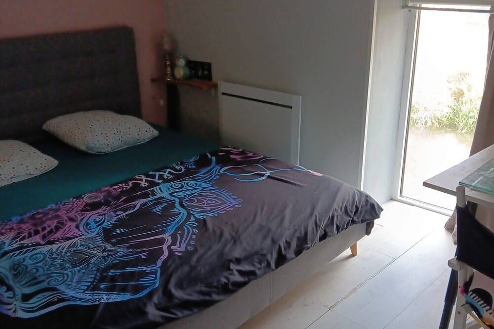 Holiday Home 'Maison Au Bord De L'eau' with Shared Terrace, Private Garden and Wi-Fi in Loches, Loches region