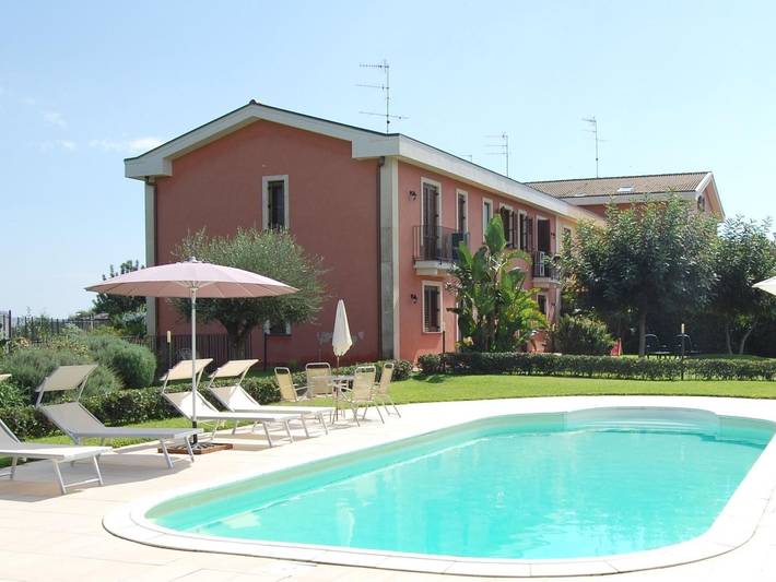 Ferienwohnung für 5 Personen, mit Garten und Pool sowie Seeblick