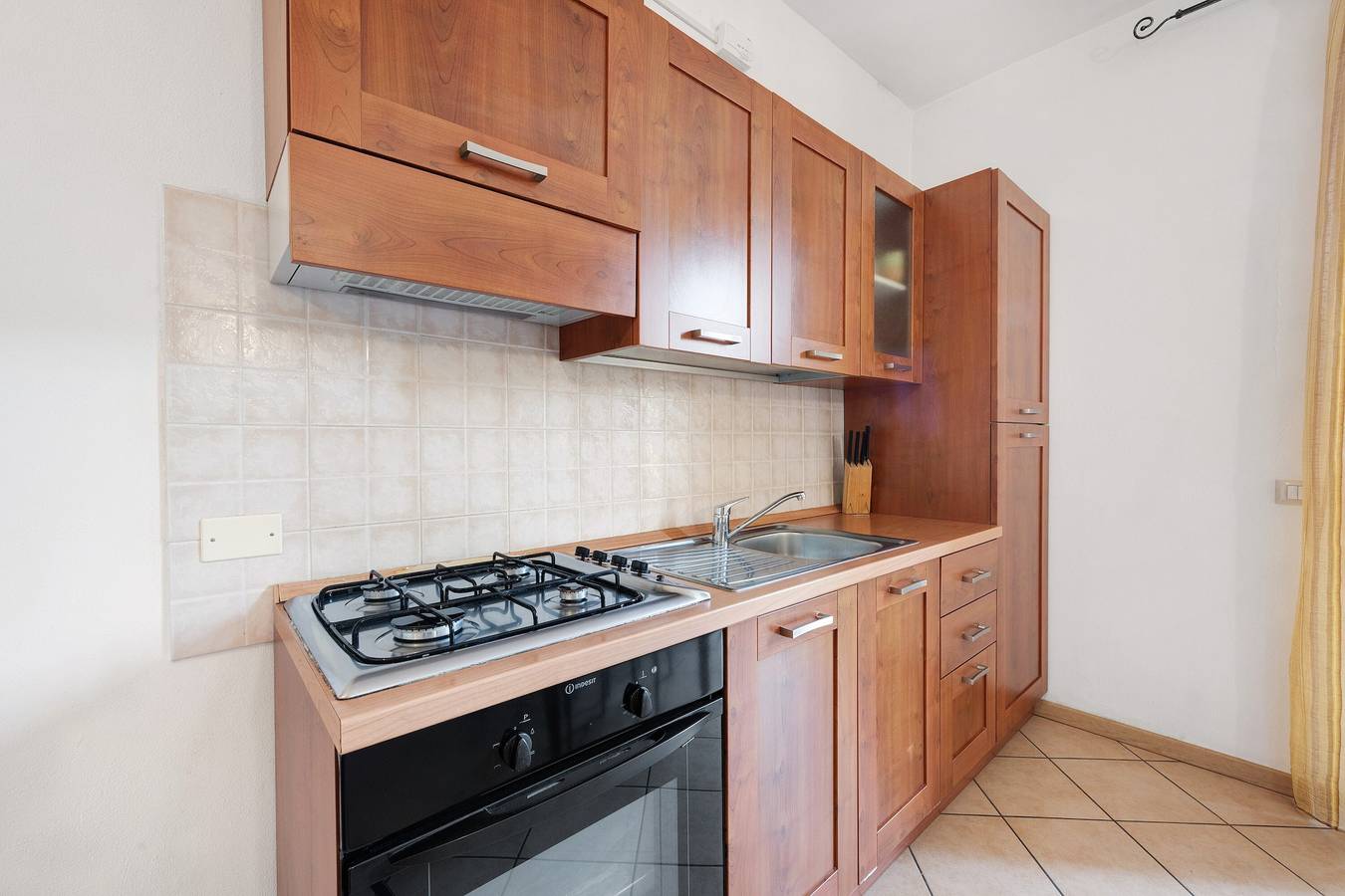 Entire apartment, Apartment 'San Felice' with Private Terrace, Wi-Fi and Air Conditioning in San Felice del Benaco, Garda Mountains