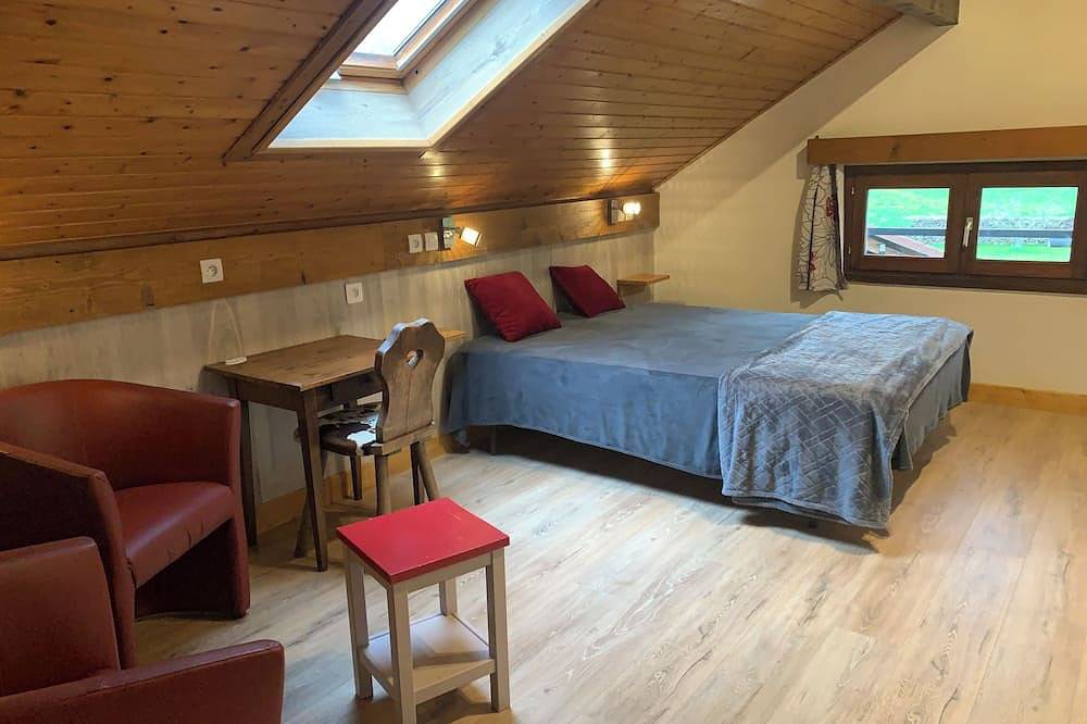 Maison Chalet 2 à 5 personnes calme bord rivière Franche Comté Animaux Acceptes in Nans-sous-Sainte-Anne, Jura Francais